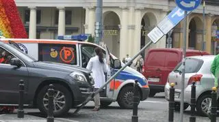 Mercedes wjechał w znak drogowy