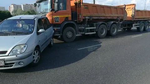 Paleta na środku ulicy, jedno auto nie wyhamowało 