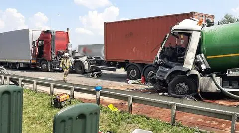 Zderzenie trzech ciężarówek na S8. Śmigłowiec zabrał kierowcę do szpitala