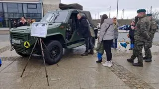 Zwiedzanie strefy wojskowej przy Stadionie Narodowym