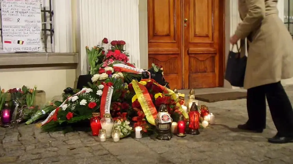 Znicze przed ambasadą