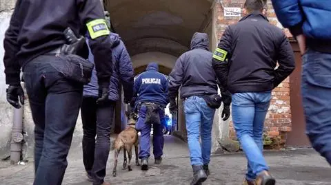 "Chcąc ratować kolegę, zamknął przed policjantami bramę, a kluczyk do niej wyrzucił"