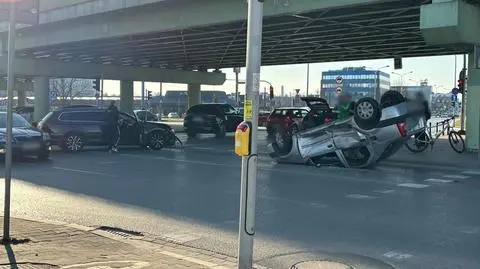 Auto dachowało, pasażerka w szpitalu