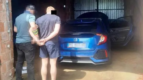 Uciekał przed policją, skoczył z balkonu. W garażu miał kradziony samochód