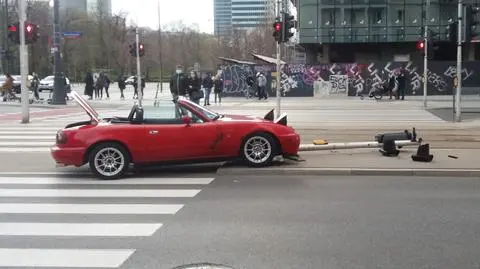 Zderzenie w centrum. Sportowe auto skosiło sygnalizator