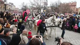 Ulicami Warszawy idzie Orszak Trzech Króli