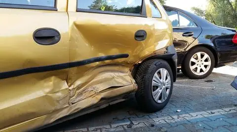 Wjechał w latarnię i zaparkowane auta, uciekł. "Właściciel samochodu nie wie, kto nim jechał"