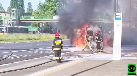 Na Wawelskiej zapalił się samochód dostawczy