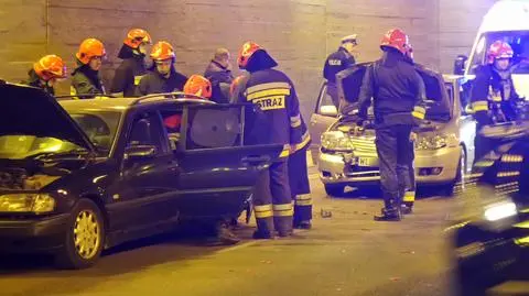 Pięć rozbitych aut w tunelu. Aleja Prymasa w korku