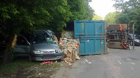 Ciężarówka z makulaturą przygniotła citroena