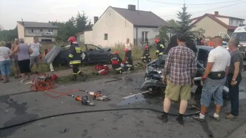 Czołowe zderzenie w Ossowie.  "2 osoby nie żyją, 7 rannych"