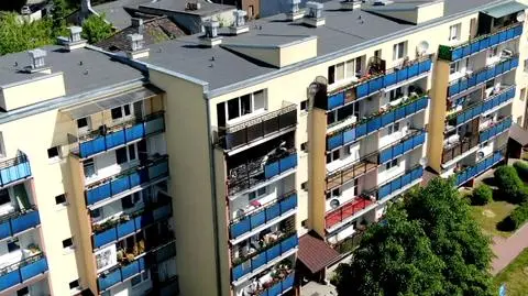 Ogień odciął drogę ucieczki, nastolatek zginął. Strażacy musieli lawirować między autami