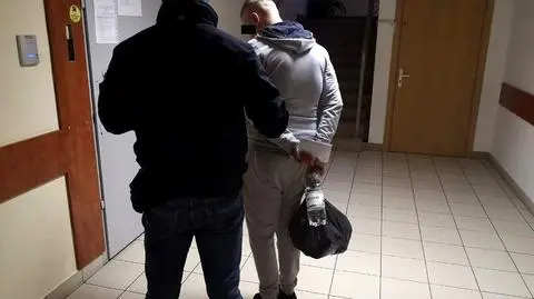 "Przytrzymywał babcię kolanem, przystawił jej nóż do gardła i groził pozbawieniem wolności"