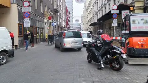 Na Chmielnej nie ma już deptaka. Aut jest tyle, że tworzą się korki