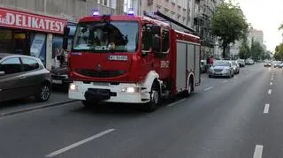 BMW uderzyło w stojące samochody