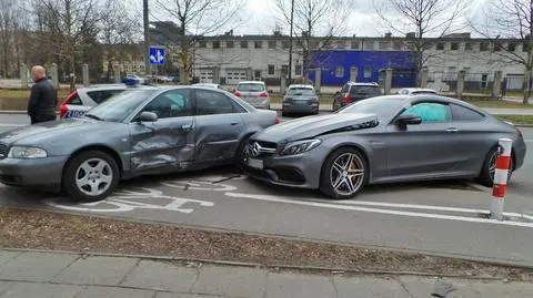 Luksusowy mercedes rozbity na Ochocie