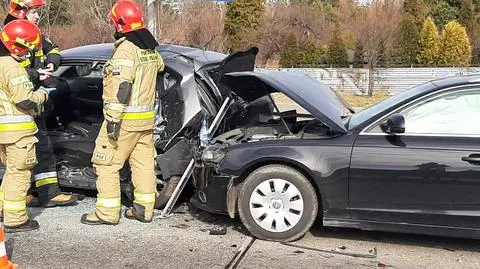 Wypadek na Okęciu. Jedna osoba zakleszczona w samochodzie