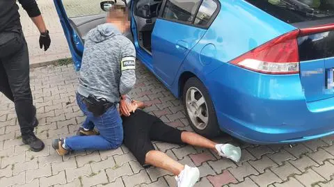 W aucie kilkadziesiąt kart sim i gotówka, w mieszkaniu karty płatnicze na różne dane