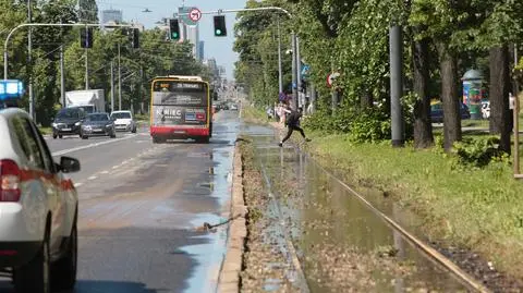 Awaria w alei Waszyngtona. Woda podmyła torowisko