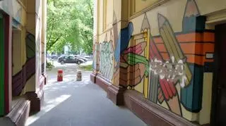 Zniszczony mural Korczaka na Muranowie