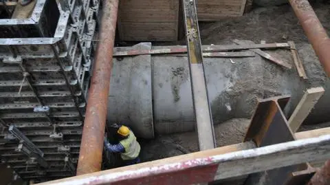 Metro zwolni przez budowę kanalizacji