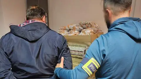Policjanci znaleźli w samochodzie 30 tysięcy papierosów bez znaków akcyzy