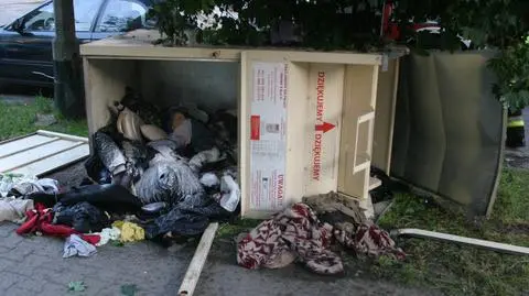 Wszedł do pojemnika na odzież. Wycięli go strażacy