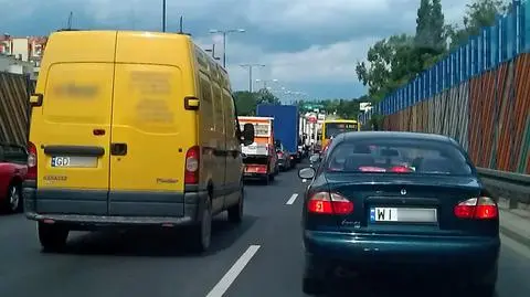 Motocyklista uderzył w barierki. Trasa stanęła