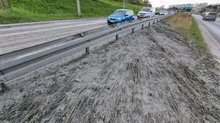 Rozlany cement na Wale Miedzeszyńskim