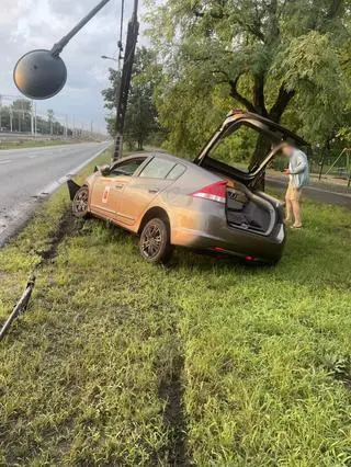 Taksówka uderzyła w latarnię