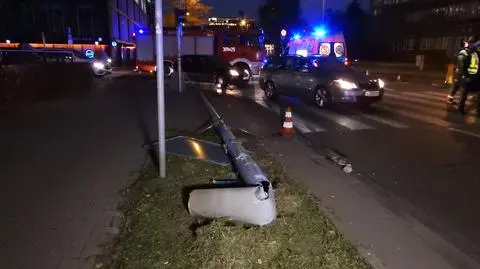 Po zderzeniu dwóch aut jedna osoba trafiła do szpitala