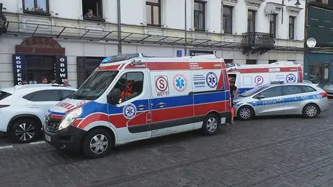 "Z bramy wyskoczyło kilkunastu mężczyzn, przepychali się z ratownikami"