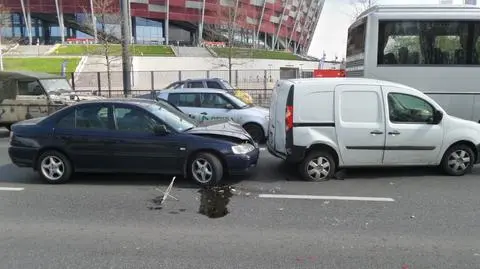 Kolizja hondy i renault przy Stadionie Narodowym