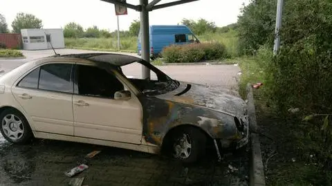 Mercedes spłonął na tyłach centrum handlowego