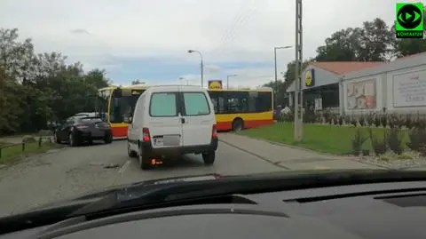 Autobus utknął w Ursusie. Chciał zawrócić, "zarył w trawnik" 