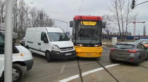 Busem uderzył w tramwaj