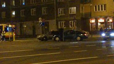 Zderzenie na Górczewskiej. Jedno auto na drzewie