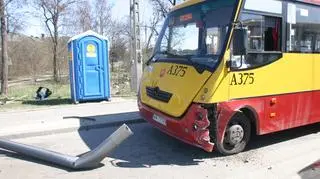 Autobus po tym, jak spadła na niego latarnia