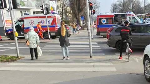 Po zderzeniu z udziałem ambulansu pacjent trafił do drugiej karetki. Policja: chory zmarł
