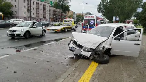 Zderzenie dwóch aut na Grochowskiej. Jedna osoba w szpitalu