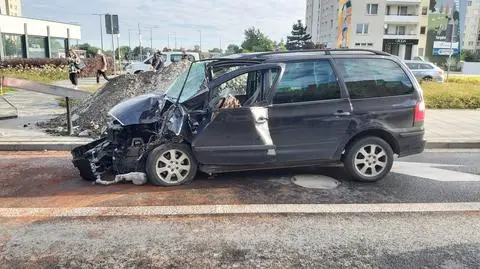 Wjechał w tył autobusu. Dwie osoby trafiły do szpitala