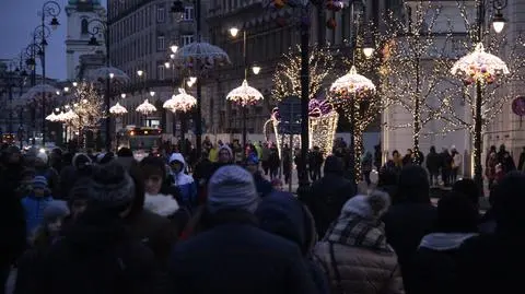 Spacery po Trakcie Królewskim. "Pozują na tle iluminacji"