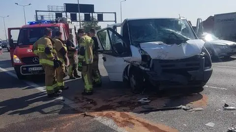 Bus wbił się w tira. Kierowca ranny