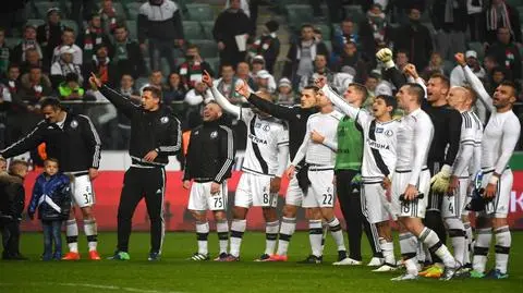 Legia szczęśliwie ogrywa Lecha. Gol ze spalonego, bójka i czerwona kartka