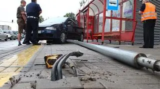 Skosił latarnię i wjechał w przystanek