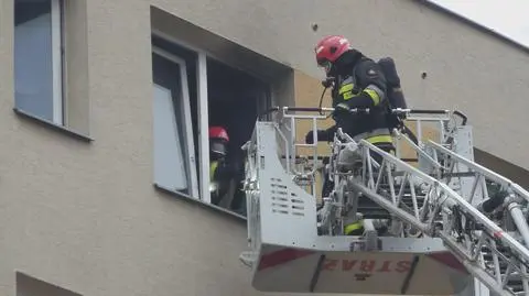 Pożar na ostatnim piętrze bloku na Mokotowie