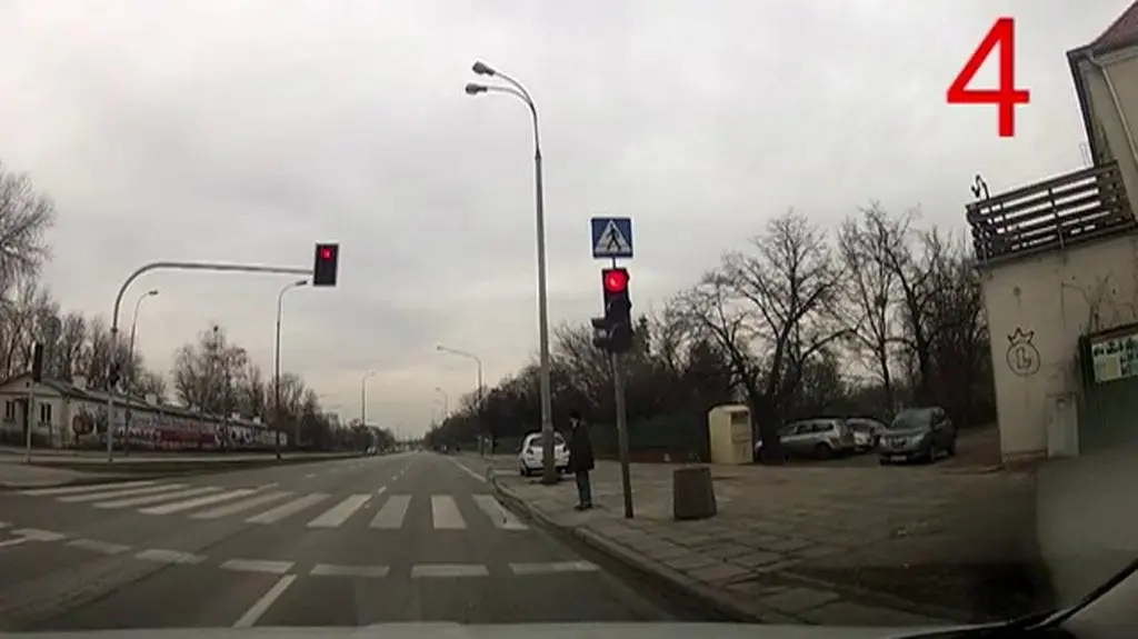 Według powtarzanej od lat informacji, w całym Paryżu jest 2 tysiące bilbordów. Tego nie sprawdziliśmy. Nie porwaliśmy się też na liczenie wszystkich warszawskich - jest ich ponoć 10 razy więcej. Wiemy za to, ile reklam stoi wzdłuż Wisłostrady i choć liczyliśmy tylko z jednej strony, to liczba i tak robi wrażenie.
