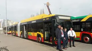 Prezes MZA Jan Kuźmiński pozuje z kierowcami przed nowym autobusem