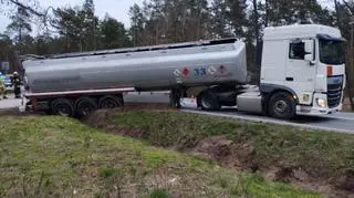 Pod Mińskiem Mazowieckim cysterna zjechała do rowu