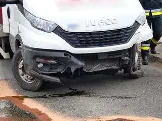 Auto uderzyło w bariery na trasie S8